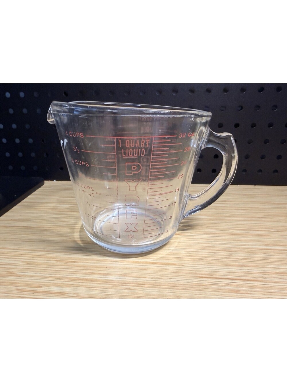 Vintage Pyrex 532 4 cup 1 Quart 32 oz Measuring Cup Red Block Letter D-Handle